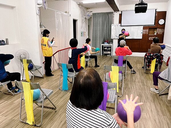 住安里歐秀珠里長特別邀請活潑開朗又熱情的舞蹈老師。從淺入深帶領大家一起跳舞