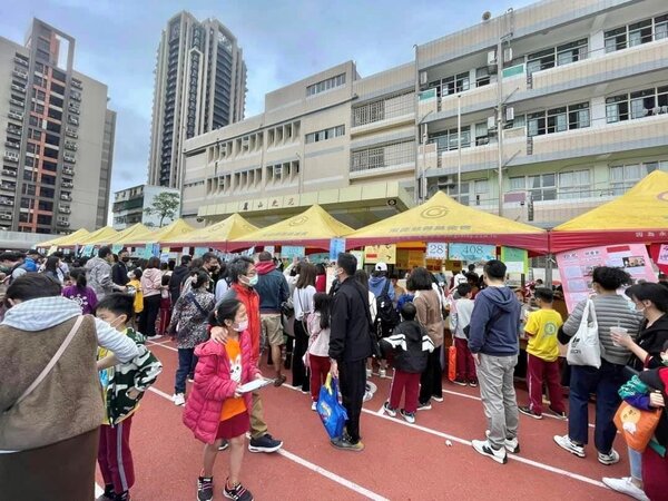 麗山國小於3月18日舉辦園遊會