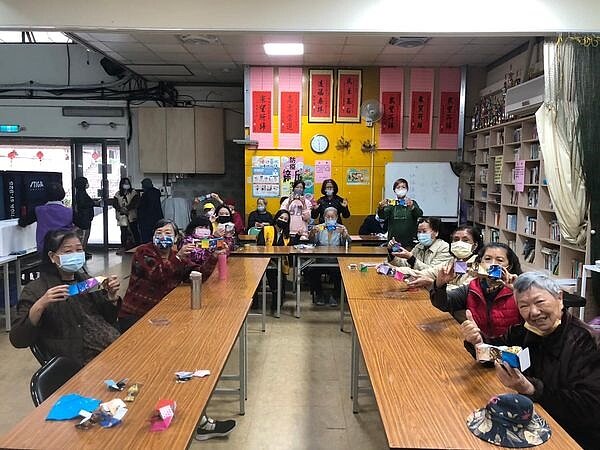仁福里里長吳肇輝，扭轉方塊摺紙活動