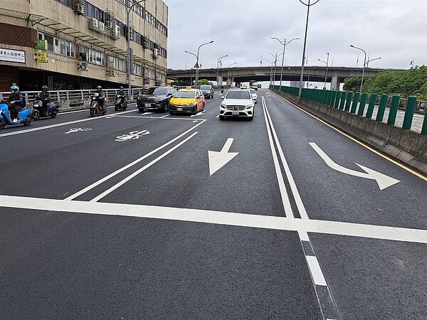 忠孝橋引道路面更新。圖/北市府提供