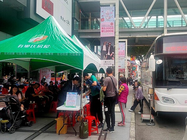 台灣北部陰雨綿綿，但民眾仍積極響應捐血活動，募集超過150血袋，幫助台北捐血中心補充血液庫存量。圖／永慶房產集團提供	