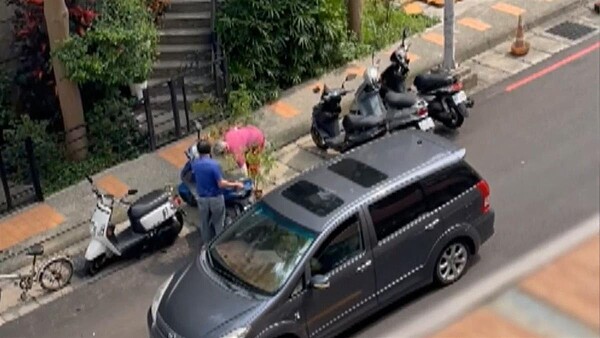 花盆占車位!附近住戶看不下去,諷「買房送馬路」。東森新聞