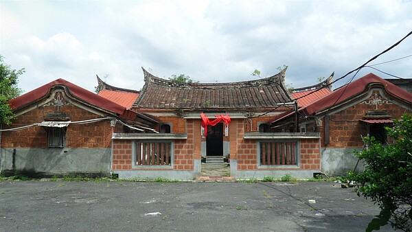 劉氏古厝原位於新店十四張地區,配合環狀線工程,移置新店中央新村北側附近的都市計畫用地。圖為利記公厝/新北市文化局提供