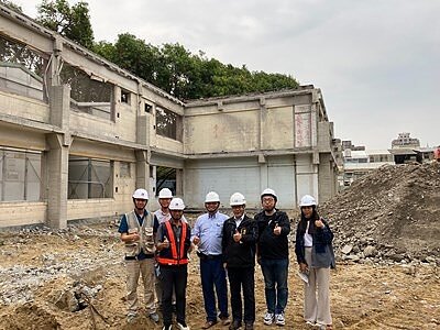 建設局長陳大田日前進行工程視察，特別叮嚀注意保留歷史牆面相關安全施工及做好植栽保護。圖／台中市建設局提供