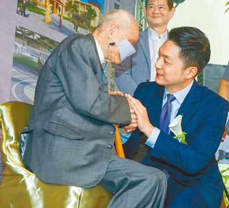 
台北市長蔣萬安（前排右）6日主持市定古蹟「台北放送局」整建開工典禮，並在會後與二二八受難者蔡寬裕（前排左）致意。（粘耿豪攝）
