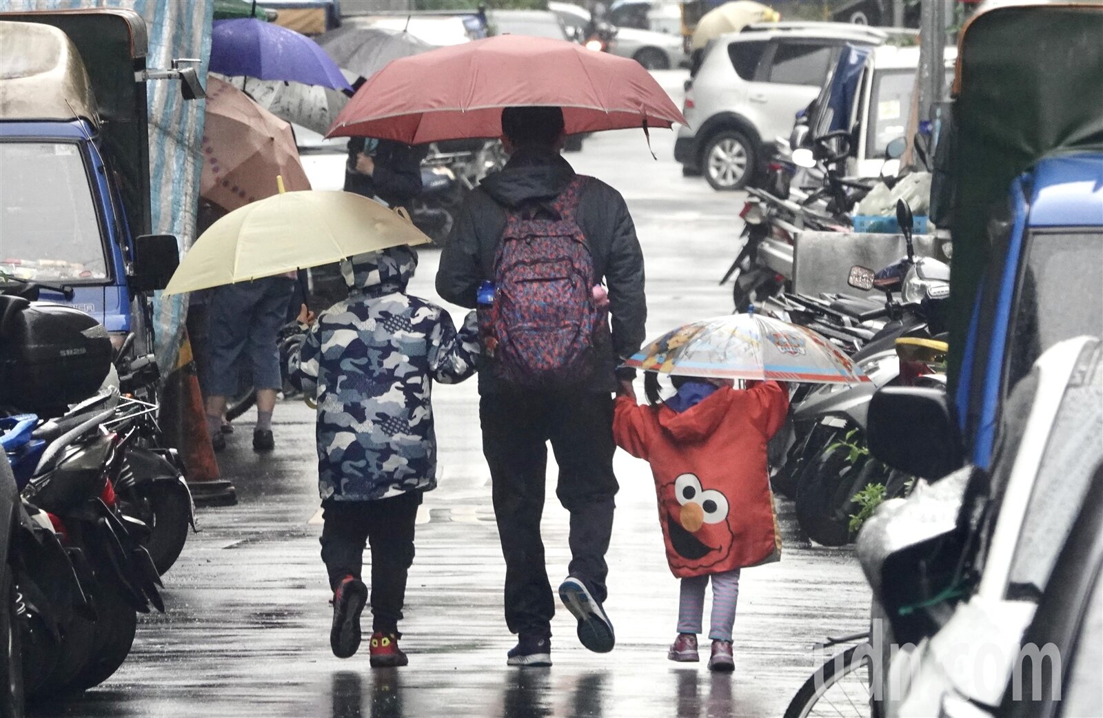 今晨觀測資料顯示，鋒面雲層籠罩台南以北，伴隨降水回波，台南以北已有降雨。聯合報系資料照