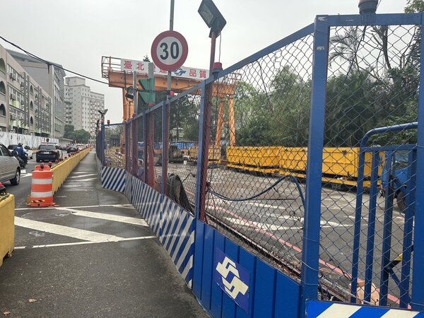 台北捷運萬大線地下工程，今天下午3點多發生工安意外，一名男子遭壓傷，當場沒了呼吸心跳，送醫不治。記者翁至成／翻攝