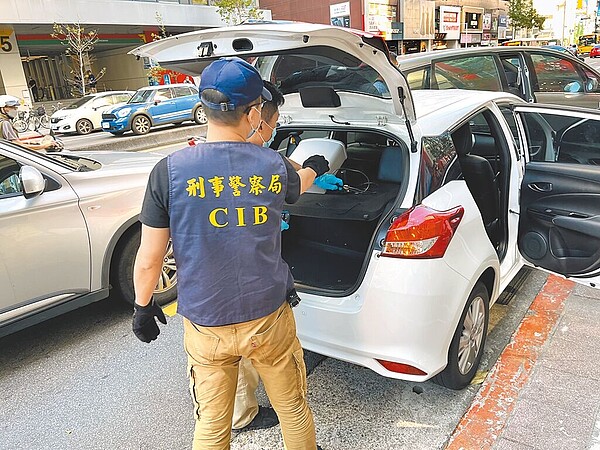 警方查獲郭嫌將假基地台設備裝設在租賃車上，再隨機發送釣魚簡訊至被害人手機。（翻攝照片／林郁平攝）