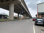 白天修車廠前活春宮20分鐘　店家籲私人土地別亂來