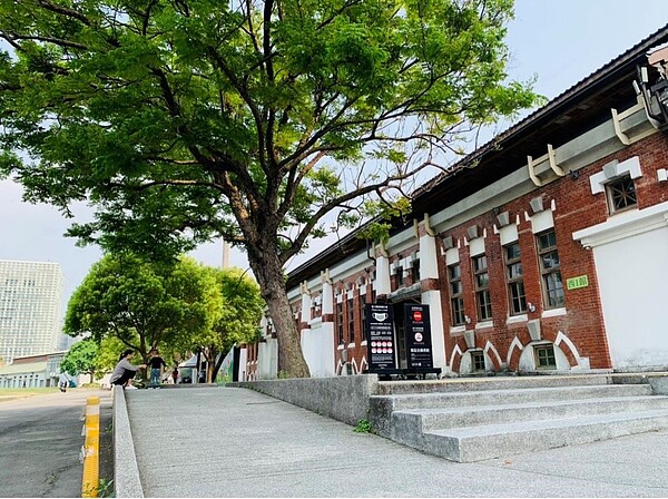 公園宅X捷運宅一次滿足 「這裡」2字頭就找得到 華山大草原遊戲場位於華山藝文特區旁,被譽為「台北最美特色公園」,也獲得許多購屋民眾青睞,在雙北親子公園中以499件房市交易量居冠。圖/永慶房產集團提供