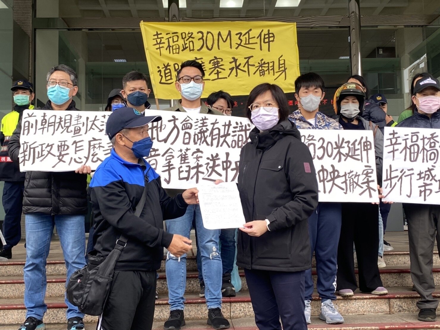 桃園市政府新工處副處長洪嘉潞(右)接下陳情訴求。記者鄭國樑/攝影