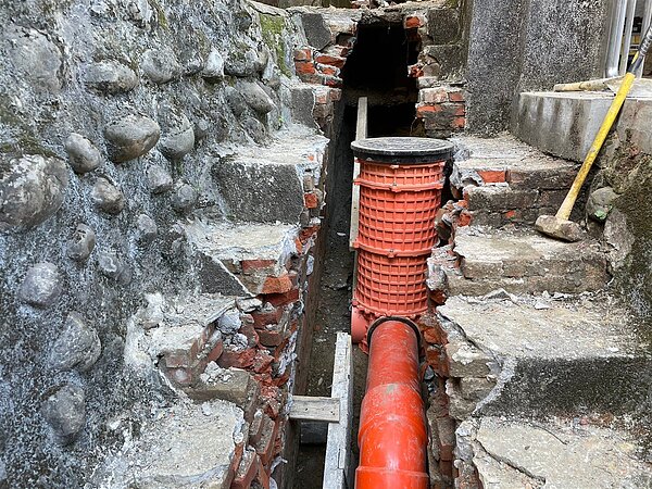 北市工務局衛工處於興隆山莊階梯上埋設支管設施。圖/衛工處提供