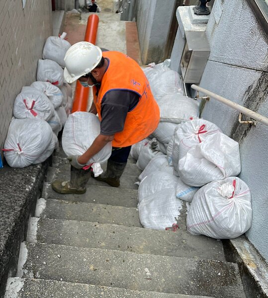 受限於地形因素,興隆山莊污水接管工程的施工機具、物料及廢棄物僅能以人工搬運方式處理。圖/衛工處提供