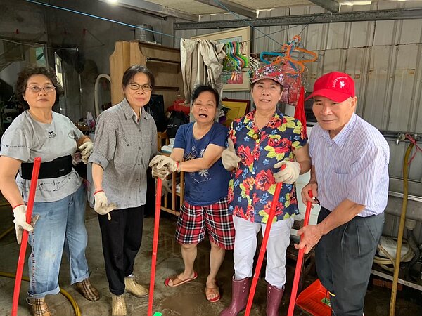 清善志工團左起曾月娥、李文淑、何呂秀卿、呂鄭玉霞、張嘉泰,年紀都在60歲以上,其中最年長的呂鄭玉霞已年近80,還熱情參與服務。圖/社會局提供