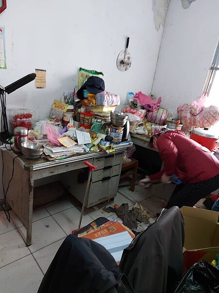 北海岸高姓阿伯因聽障、獨居,屋內雜亂,北海岸社福中心運用清善志工團進場協助清理。圖/社會局提供