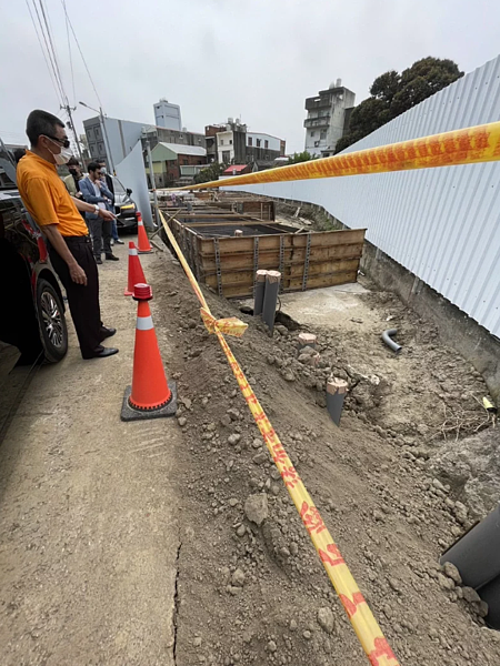 業者在苗栗縣頭份市設置儲能設備,但未依規定向縣府申請就先行施工,引起居民關切,縣府與相關單位上午會勘,認為已違反都市計畫法規定,要求立即停工並將依規定裁處。圖/苗栗縣政府提供