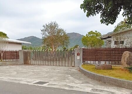 民進黨前中執委、前台鹽董事長陳啟昱涉嫌違法在高雄旗山千坪農牧地上蓋豪宅,高市府昨開罰10萬元,並限期改善。(林雅惠攝)