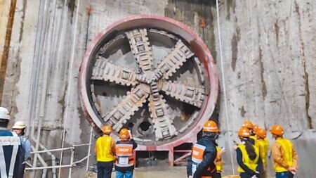 捷運綠線因為疫情缺工、文資審議等問題延宕3年，桃園市捷運工程局長劉慶豐7日在議會表示，捷運綠線預計2030年完工。（賴佑維攝）