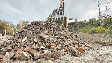 台東市漢中街1處私人土地出租給營造業者後，竟被掩埋逾10公噸廢棄建材。（蔡旻妤攝）