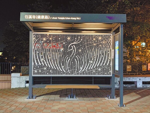 大台南公車竹溪寺站的新式候車亭,夜晚光雕是一大亮點。圖/交通局提供