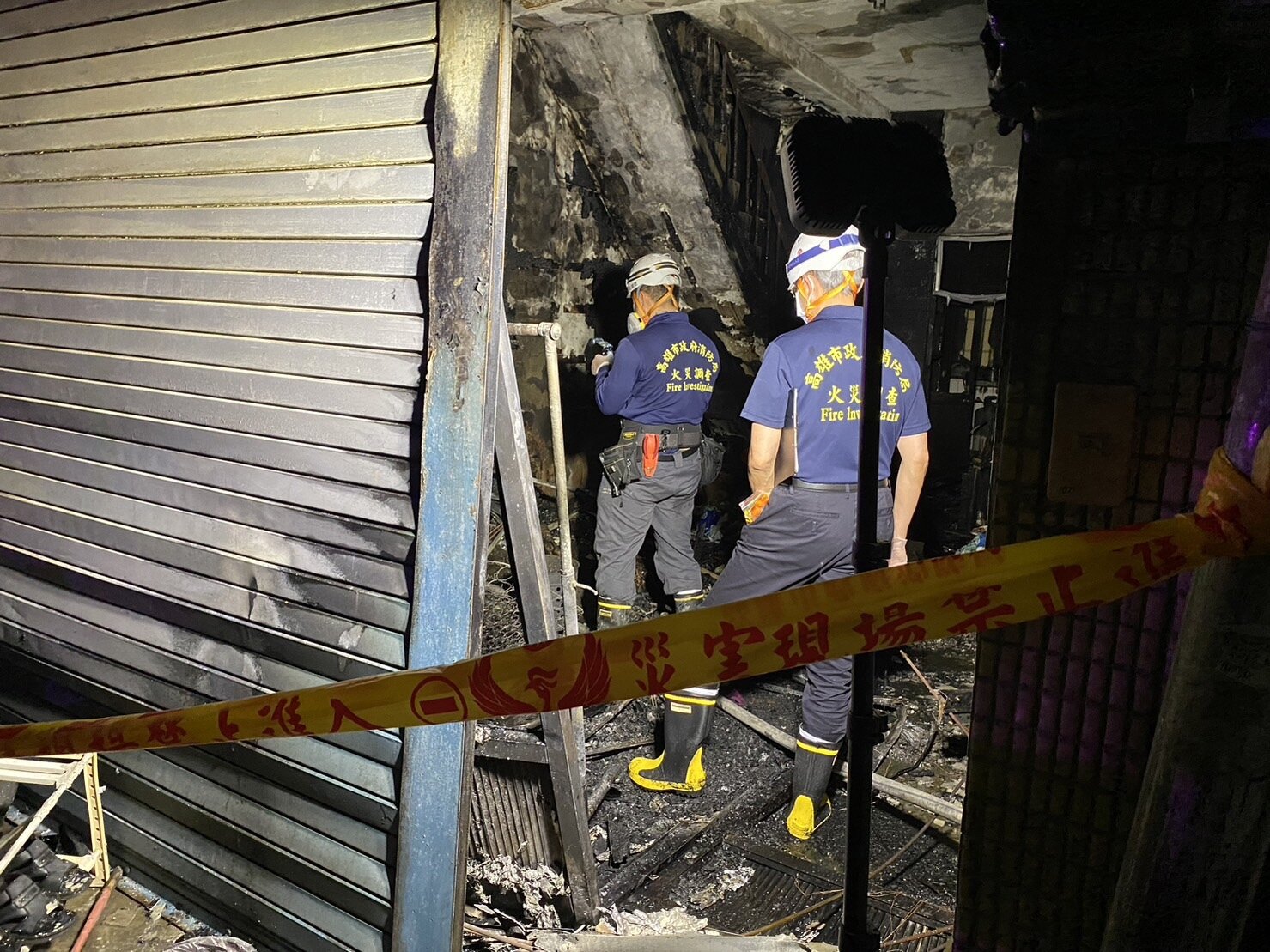 高雄民宅昨晚火警,火勢撲滅後,屋內老夫妻不幸葬身火窟,消防員入內鑑識採證。記者石秀華/攝影