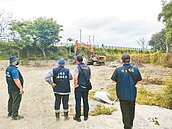 遭偷埋10噸廢建材　地主開挖傻眼