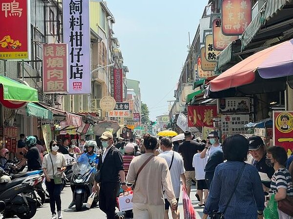 國華街商圈人潮。圖/觀旅局提供