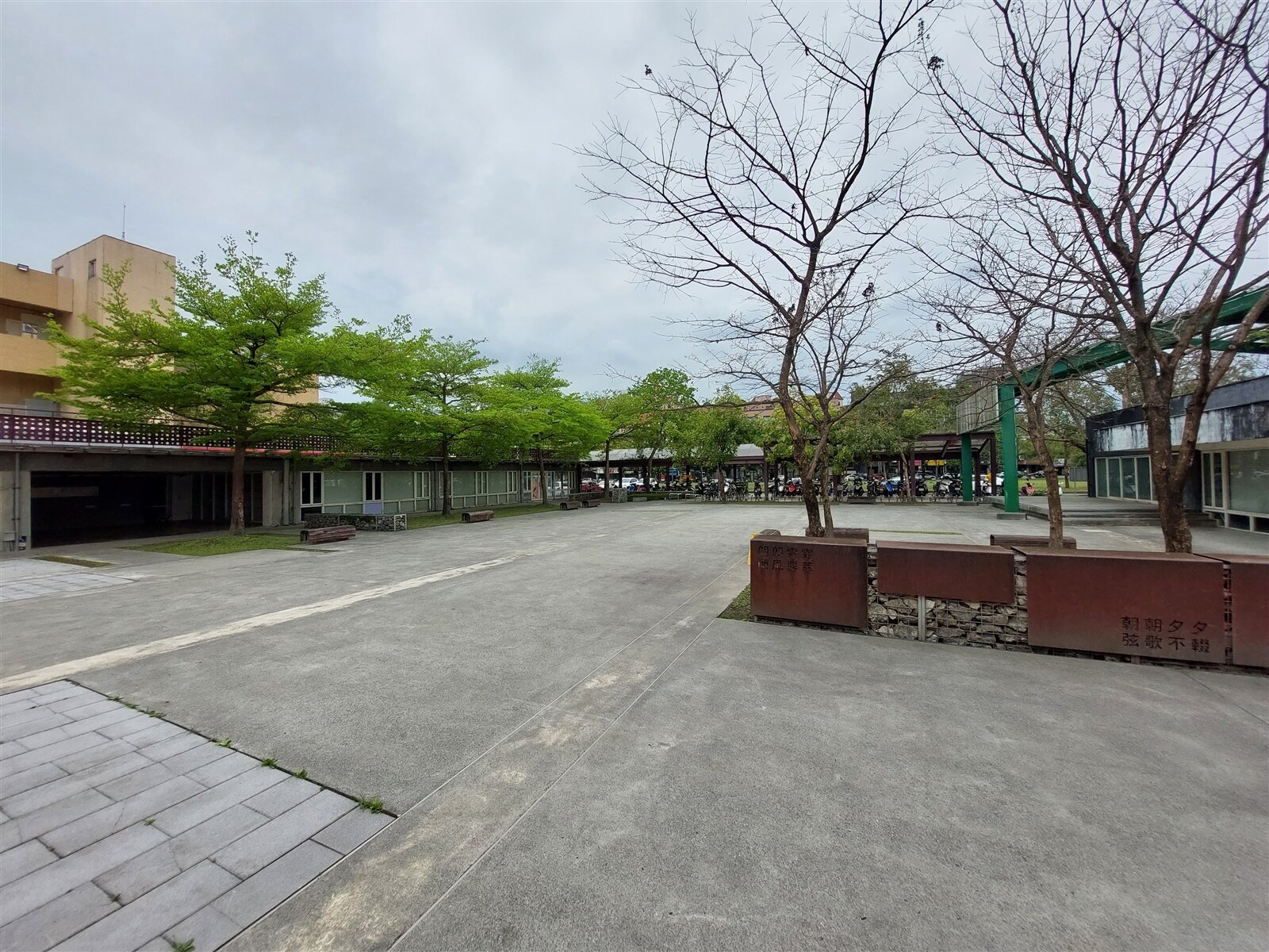 宜蘭縣立圖書館新館區域為目前機車停車棚與兒童閱覽室的空間。記者陳敬丰/攝影