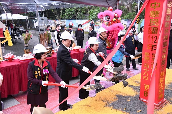 花蓮菸葉廠閒置20多年,將轉型為文化運動休閒園區,今天動工,預計年底啟用。圖/花蓮縣政府提供
