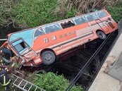 花蓮公車翻墜3層樓橋下釀1死5傷　警初判小客車未注意車前狀況肇事