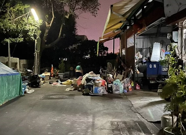 個體回收業者將回收物堆放在住處,影響環境衛生和景觀,鄰居也相當無奈。圖/南投縣環保局提供