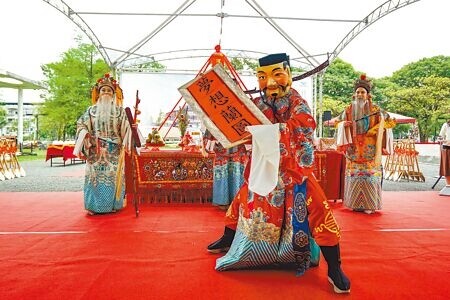 
宜蘭縣立圖書館8日舉辦開工動土，蘭陽戲劇團為典禮暖場、祈福，盼新館可以成為宜學宜居的夢想蘭圖。（李忠一攝）
