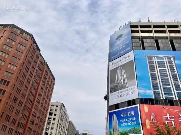 台北 房市 大樓 建案看板 廣告看板。圖／好房網News記者黃芸涵攝