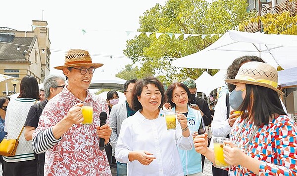 嘉義市長黃敏惠(中)揪大家到嘉義文化創意園區參加品生活節,品嘗市集的異國飲品。圖/嘉義市政府提供