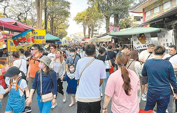 每到假日大量旅客湧入台南,經常一房難求,台南市政府觀光旅遊局攜手4大公會開發台南市專屬訂房系統,滿足團體訂房需求。圖為安平老街假日人潮。圖/觀旅局提供