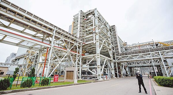 大潭電廠新8號機再延到5月26日才點火,專家直指等到併聯滿載發電恐趕不上7、8月夏季用電高峰,萬一機組有狀況恐「輪流分區限電」。圖為「大潭電廠」。(總統府提供)