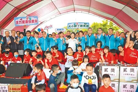 「全國Walking日-台中市112年度春季親子健行活動」8日於921震災紀念公園熱鬧登場,市長盧秀燕親自到場鼓勵市民持續參與運動。(馮惠宜攝)