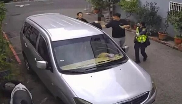 田姓男子在員林市金融機構外面接應車手,被員警追捕,在巷道間落網。圖/民眾提供