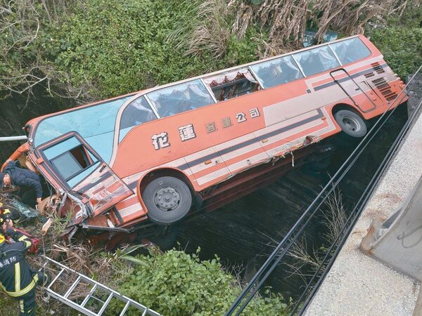 花蓮縣豐濱鄉深橋，昨天上午發生花蓮客運與小客車碰撞事故，公車摔落邊坡，車上一名女乘客被拋出身亡。圖／警方提供
