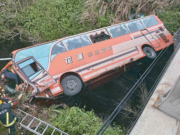 花蓮縣豐濱鄉深橋，昨天上午發生花蓮客運與小客車碰撞事故，公車摔落邊坡，車上一名女乘客被拋出身亡。圖／警方提供