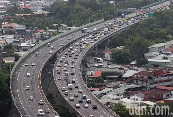 高公局統計,國道撞工程車件數,逾4成車輛有安裝自駕系統,不可不慎。示意圖,與新聞無關。圖/聯合資料照片