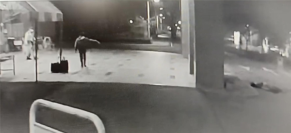 昨晨有輛轎車駛至在安南醫院急診室門口外,車門打開把疑遭槍傷徐男往地上丟,現場民眾發現不妙衝入醫院找人幫忙。圖/讀者提供