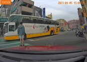 行人走斑馬線被迫路中央罰站「禮讓」公車　網批：台灣真的行人地獄