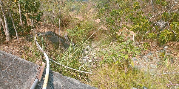 高雄山區無自來水用戶，必須從山上接溪水下山，山路崎嶇難行，管線維修棘手。圖／讀者提供