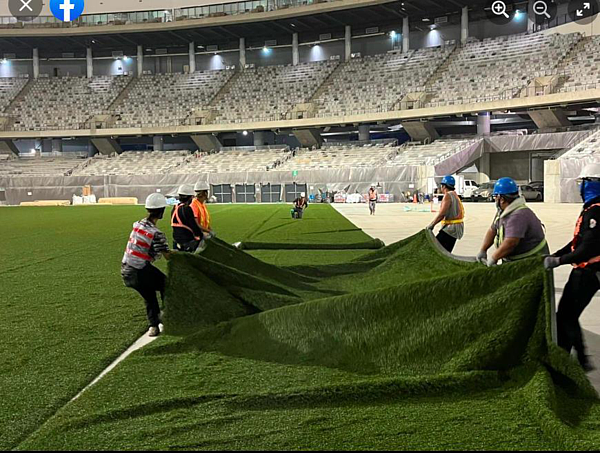 台北市副市長李四川今天在臉書貼文表示,「大巨蛋又向年底營運邁前一步,球場開始鋪草皮了」。圖/引用自李四川臉書