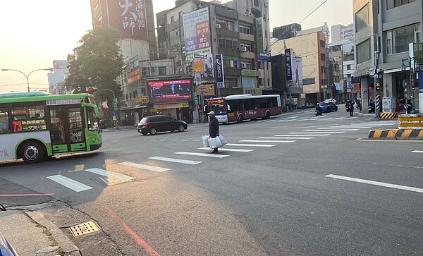 台中市府將補助客運業者裝設先進駕駛輔助系統,並以盲點偵測為主,以降低駕駛中人為失誤。圖/台中市政府提供