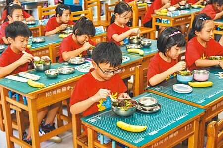 
教育部公布「幼兒園餐點食物內容及營養基準」，油飯、甜不辣、甜甜圈、薯條等被列為避免供應食物。圖為國小營養午餐。（本報資料照片）
