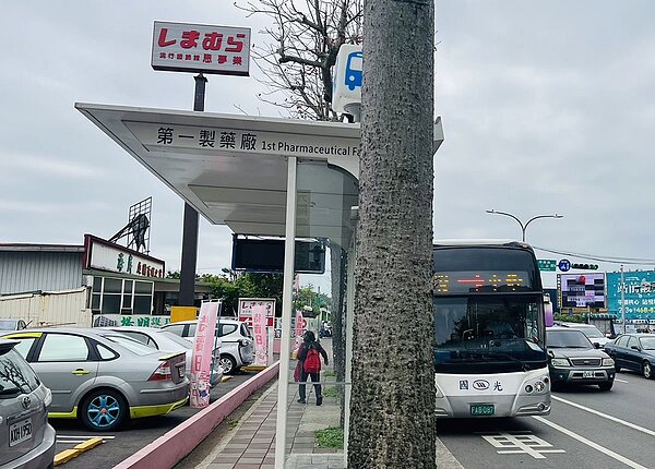 平鎮區中豐路、宋屋多處公車站候車亭公車到站顯示器未通電使用,議員批「幽靈候車亭」?圖/黃敬平提供