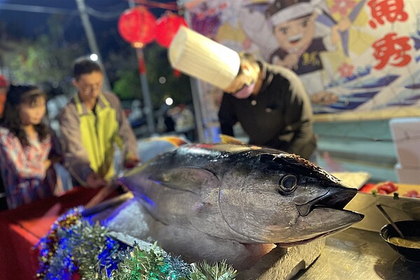 總鋪師阿隆師湯富隆昨娶媳婦，婚宴前有4條巨無霸鮪魚秀。記者古和純／攝影