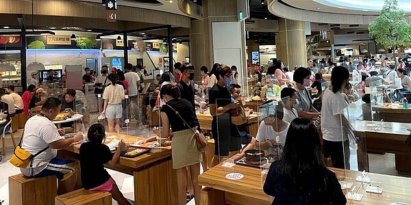 普發現金6,000元將創造消費乘數效果，觀光飯店、連鎖餐飲、旅行社可望受惠。圖／中時報系資料照片